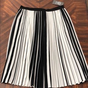 NWT Vince Camuto Pleated Midi Skirt size 2